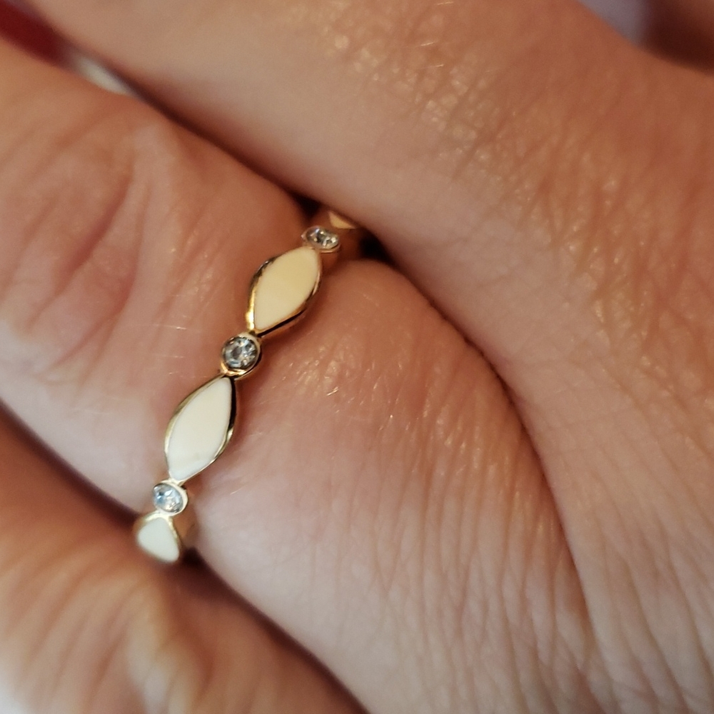 Elegant ring with rhinestones